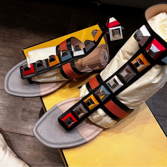 ❤️🔥🔥FENDI RUNWAY SANDALS 🔥🔥❤️ - Picture 2 of 3